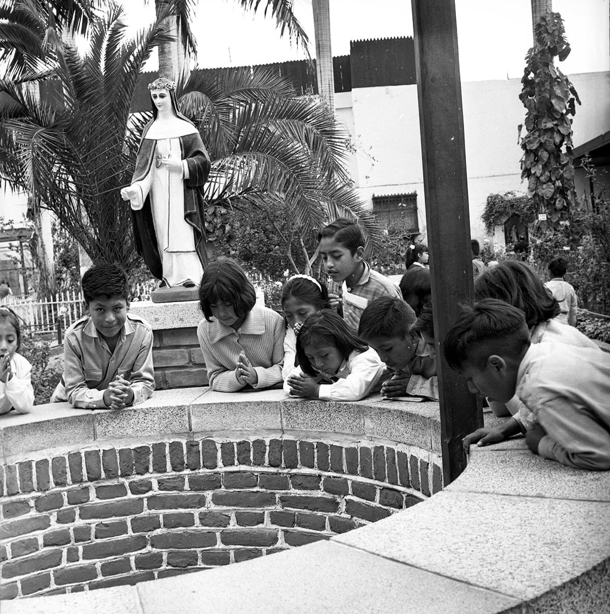 Milagrosamente, un 30 de agosto de 1965 este grupo de escolares halló el momento exacto para hacer sus peticiones en el pozo de los deseos del santuario de Santa Rosa de Lima. (Foto: Archivo Histórico de El Comercio)