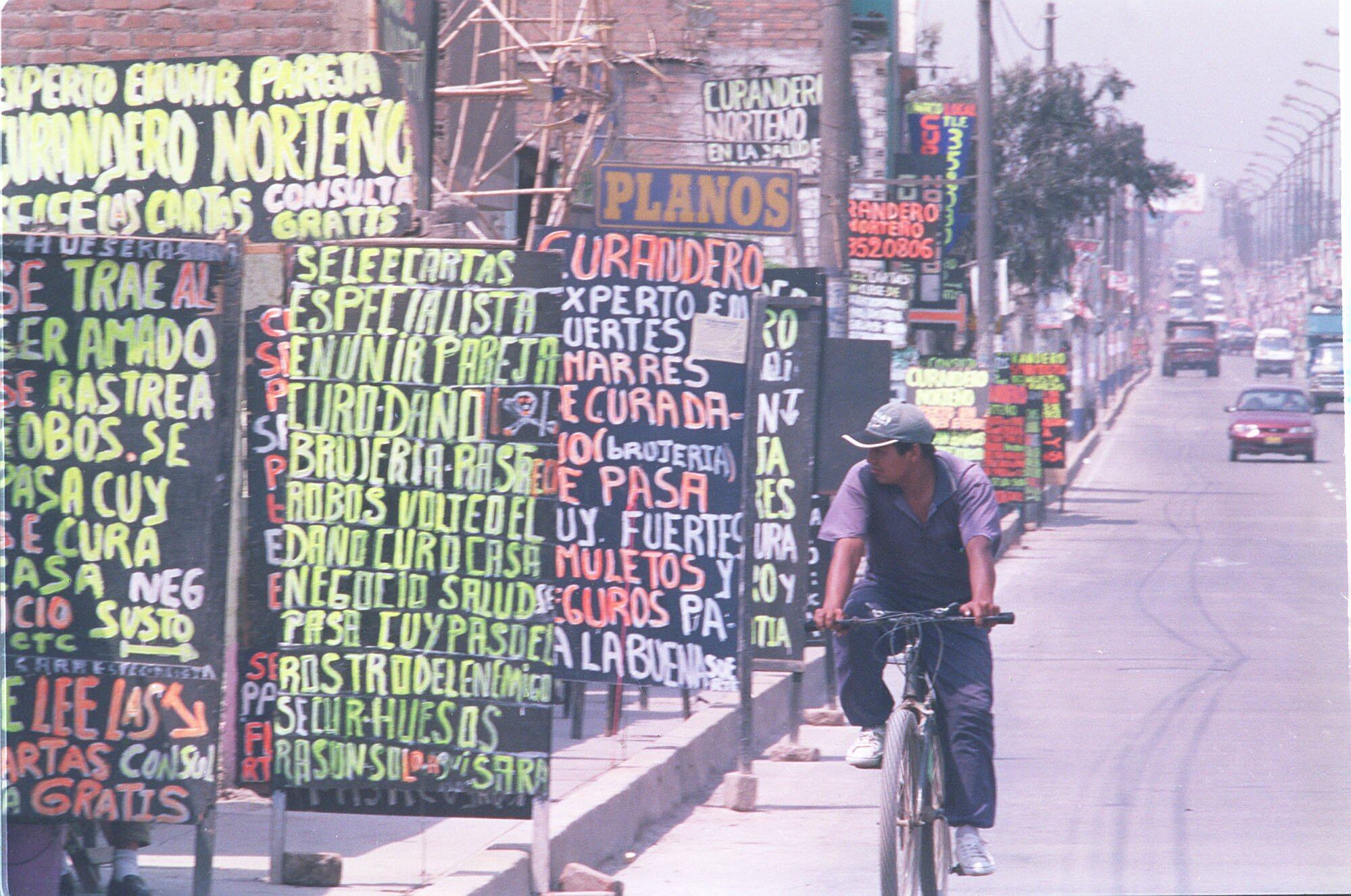 La Carretera Central y sus avisos donde chamanes ofrecen servicios.