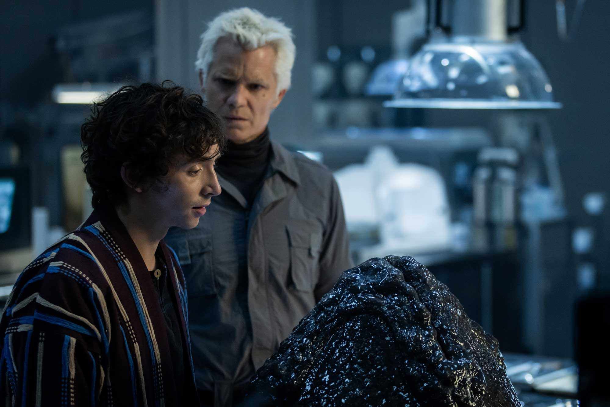 Samuel Blenkin como Boy Kavalier y Timothy Olyphant como Kirsh en una escena de la serie "Alien: Earth" (Foto: FX Productions)