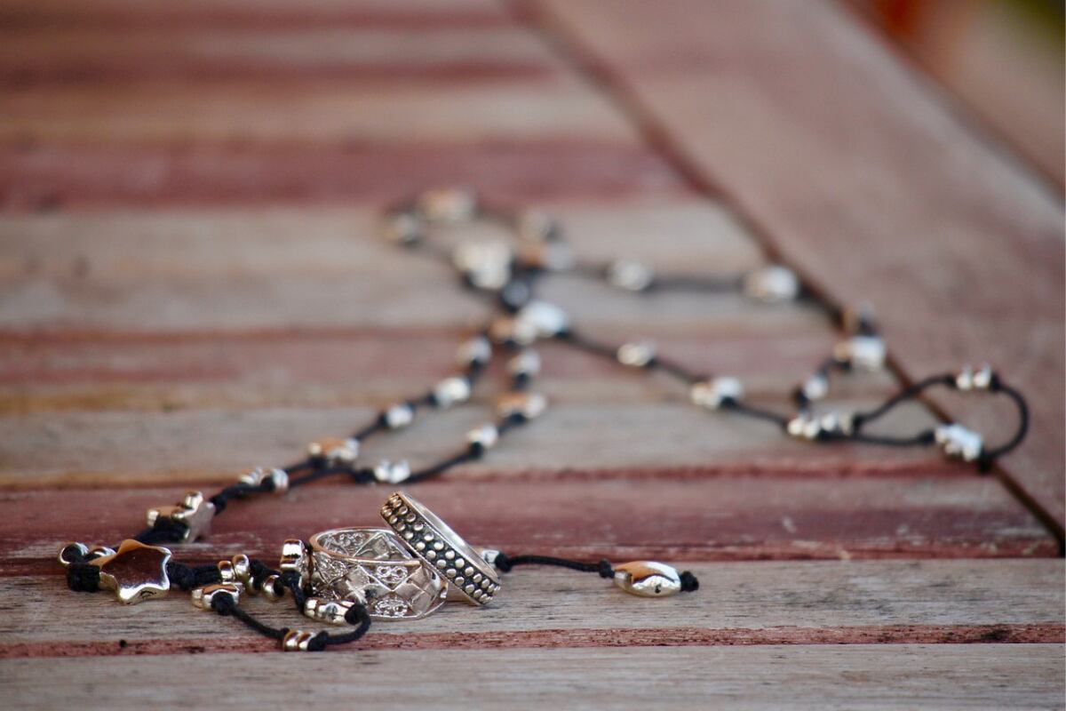 TRUCOS CASEROS | Con solo dos ingredientes que tenemos en casa podrás limpiar la bisutería de fantasía que ya no utilizas. (Foto: Pixabay).