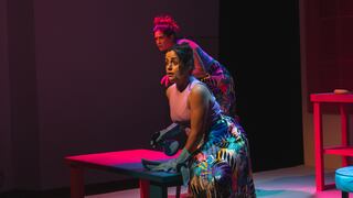 La obra “El Collar” regresa al Teatro Británico en una travesía por desentrañar la mente femenina