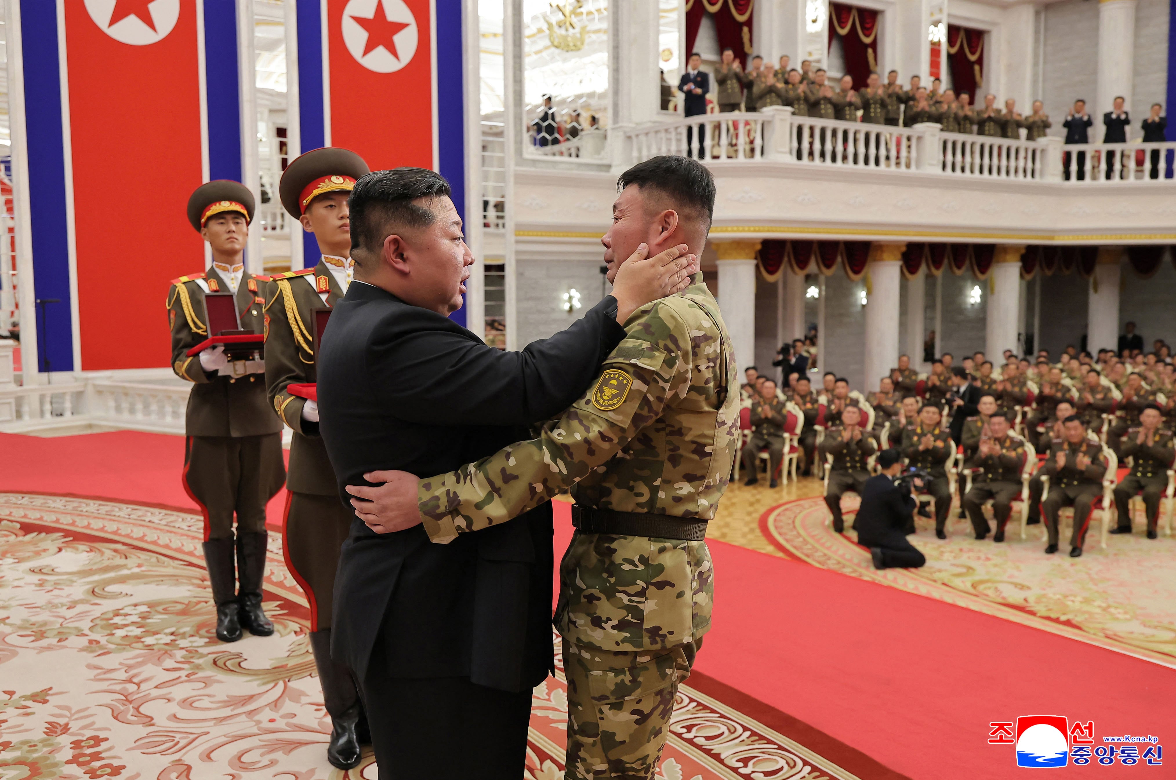 El líder norcoreano Kim Jong-un abraza a un militar durante una ceremonia de condecoración estatal al comandante y combatientes del Ejército Popular de Corea, quienes participaron en las operaciones militares en Kursk, Rusia. (KCNA VÍA KNS / AFP).