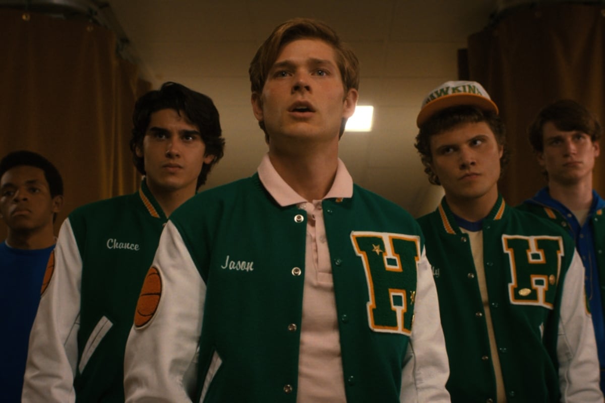 Jason, al centro, durante el volumen 1 de "Stranger Things 4" (Foto: Netflix)