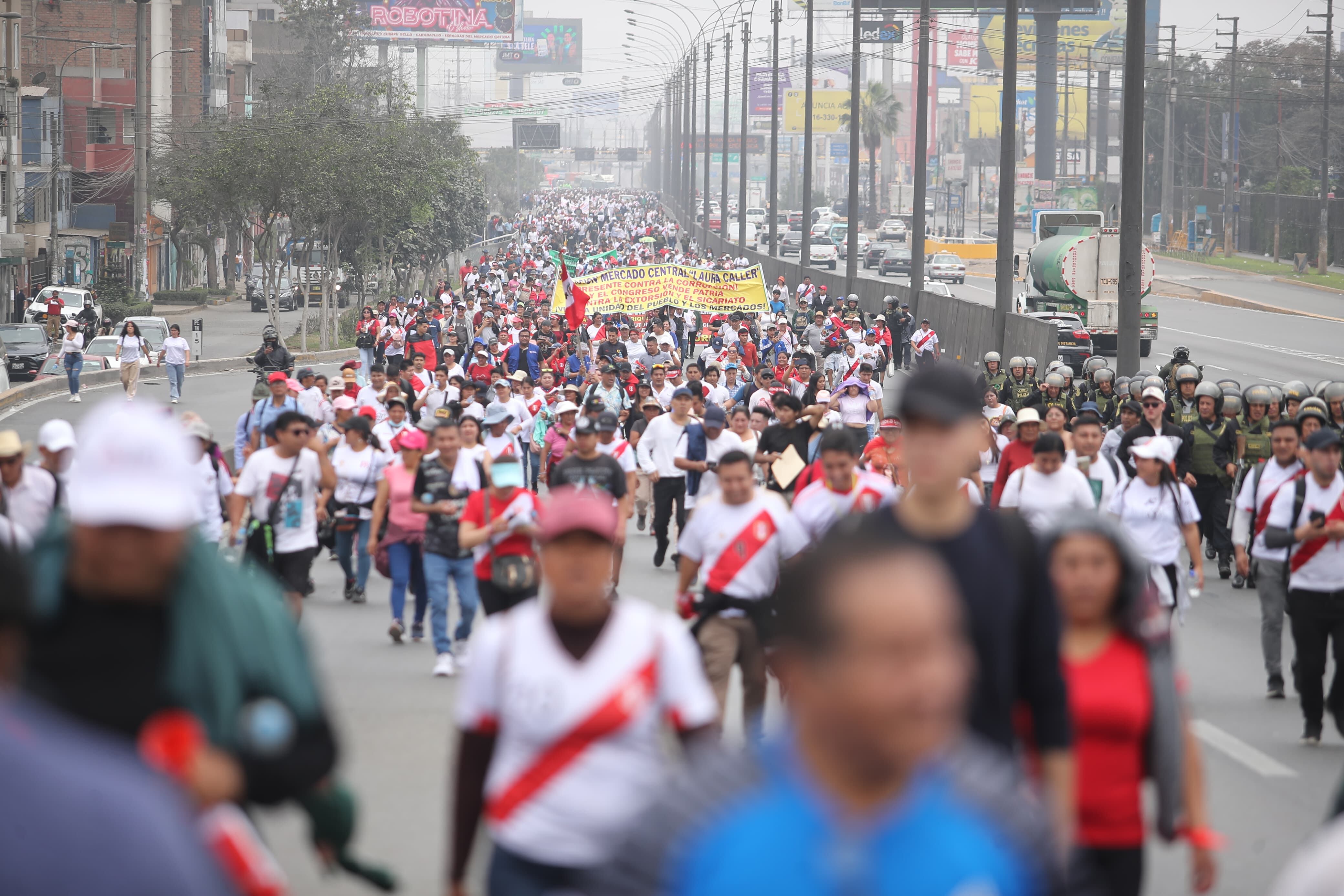Los manifestantes comenzaron a concentrarse en los alrededores del Congreso de la República (foto: GEC).