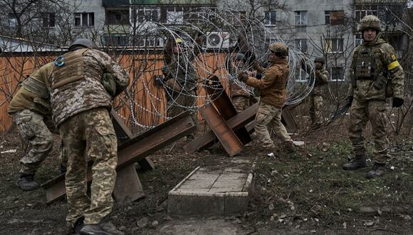 Soldados ucranianos preparan barricadas en Bakhmut. (Foto de Libkos / AP)