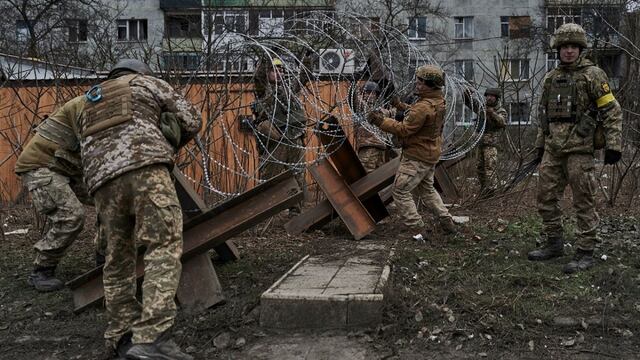 Ucrania refuerza el cerco en torno a Bajmut mientras reconquista territorios del sur