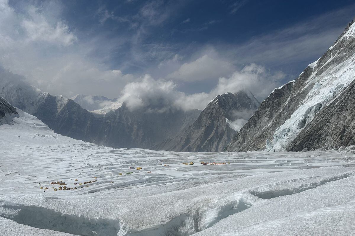 Esta fotografía tomada el 4 de mayo de 2024 muestra a unos alpinistas durante su ascensión a la cima del Everest, en Nepal. Foto: TSERING PEMBA SHERPA / AFP
