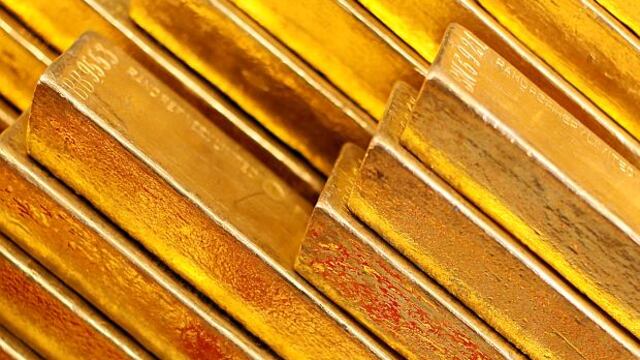 Oro baja pero se mantiene sobre US$1.300 por onza