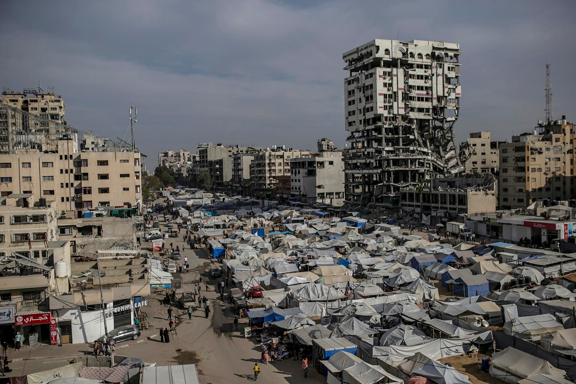 Un campamento para desplazados internos palestinos en el barrio de Al Remal, ciudad de Gaza, el 1 de mayo de 2025. (EFE/EPA/MOHAMMED SABER).