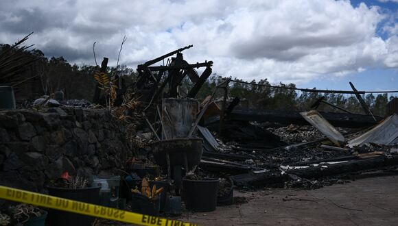 La cinta policial rodea el sitio de una casa destruida por los incendios forestales de Maui en Kula, Hawái, el 13 de agosto de 2023. (Foto de Patrick T. Fallon / AFP)