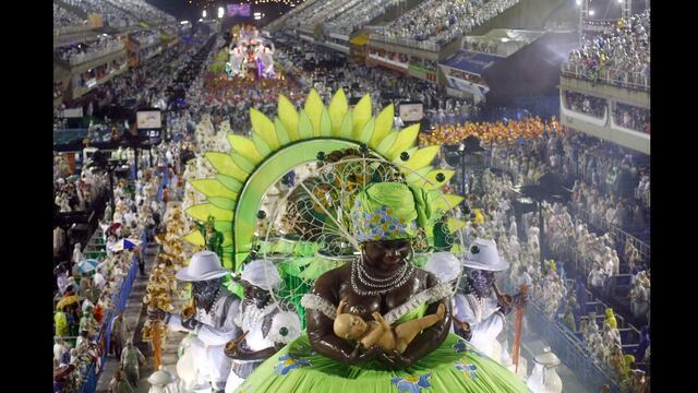 Ni la lluvia paró la fiesta en el carnaval de Río de Janeiro
