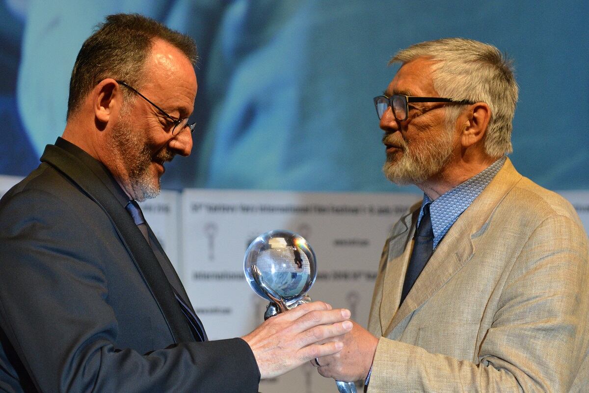 Jean Reno recibiendo el Crystal Globe Award a la contribución artística sobresaliente al cine mundial de manos del presidente del Festival Internacional de Cine de Karlovy Vary (Foto: Michal Cizek / AFP)