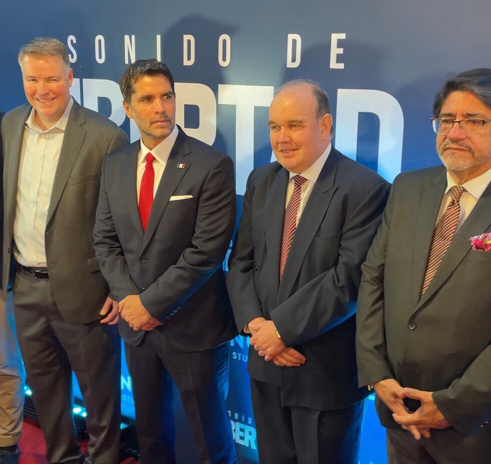 Eduardo Verástegui en la premiere de "Sound of Freedom" en Lima. Estuvo acompañado del alcalde de Lima, Rafael López Aliaga, y el alcalde de Miraflores, Carlos Canales.