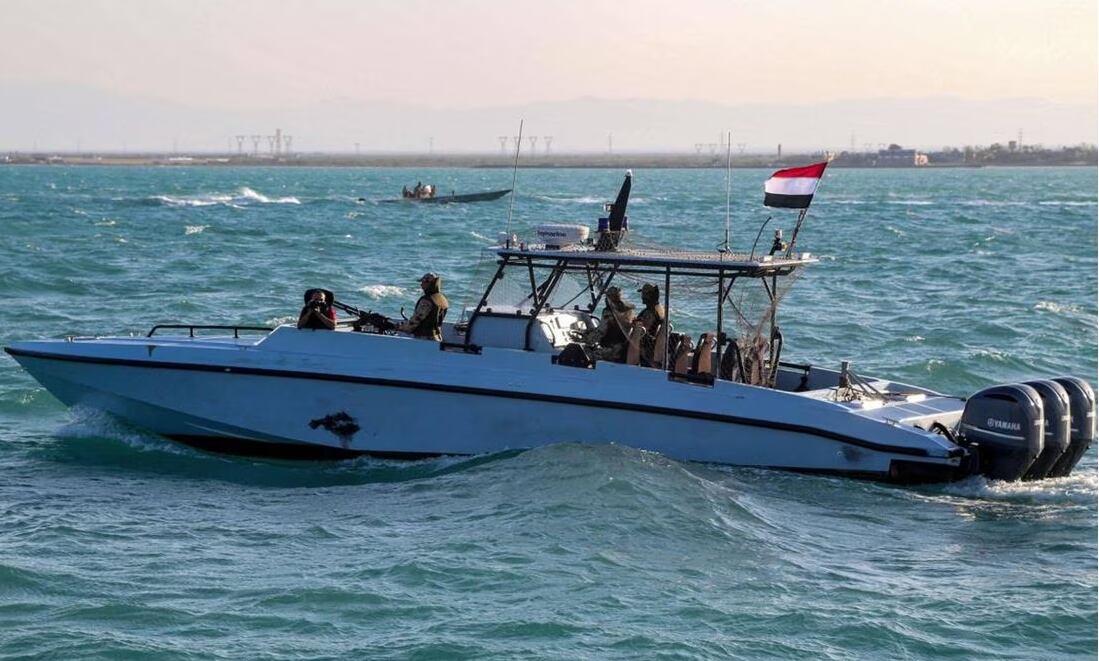 Miembros de los guardacostas yemeníes viajan en una patrulla en el mar Rojo. (Foto: AFP)