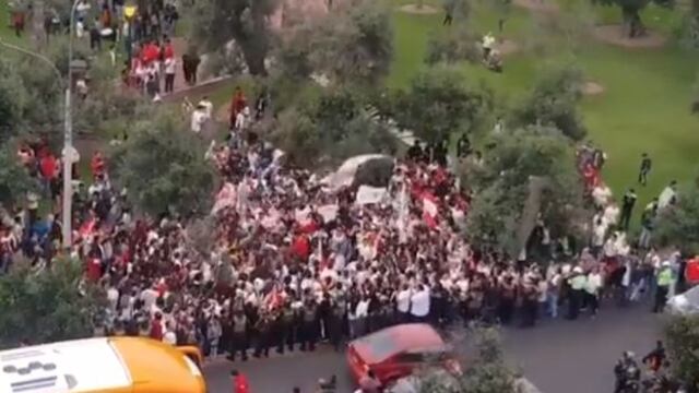 Universitario vs. Unión Comercio EN VIVO: hinchas cremas alentaron al plantel con gran banderazo | VIDEO