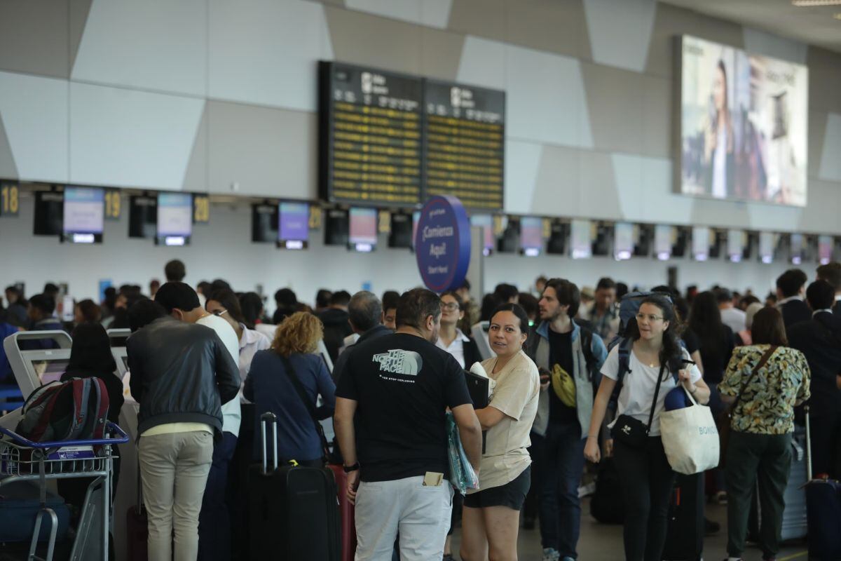 Retraso de vuelos en el aeropuerto Jorge Chávez por huelga de trabajadores aéreos perjudican a pasajeros. Fotos Britanie Arroyo/ @photo.gec