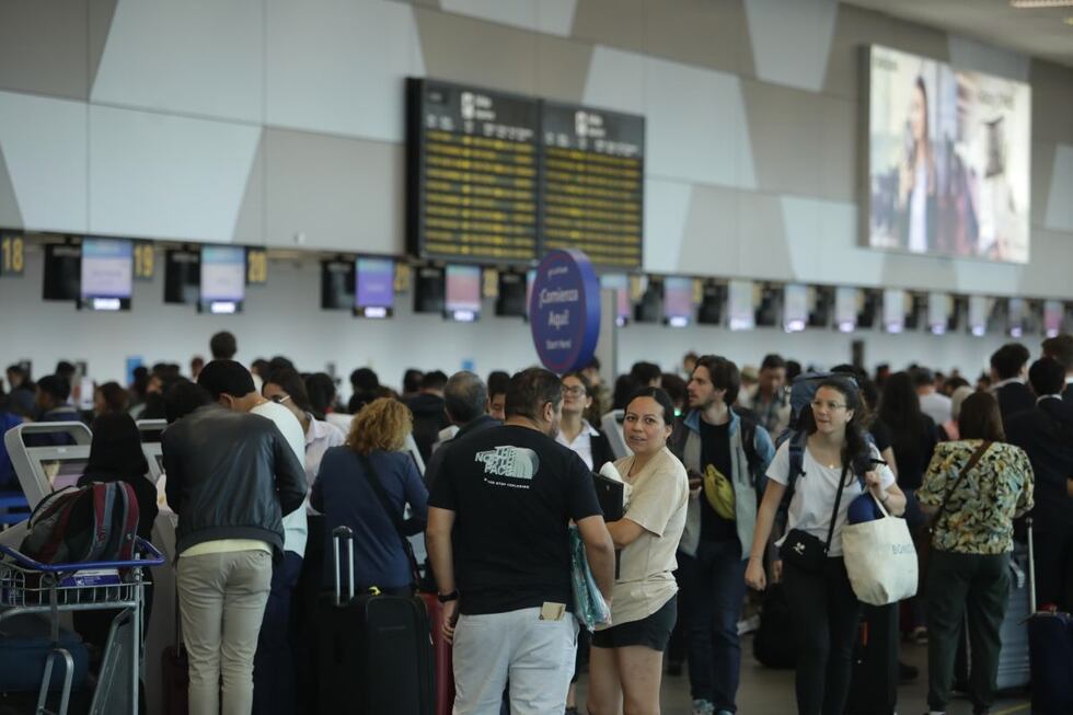 Retraso de vuelos en el aeropuerto Jorge Chávez por huelga de trabajadores aéreos perjudican a pasajeros. Fotos Britanie Arroyo/ @photo.gec