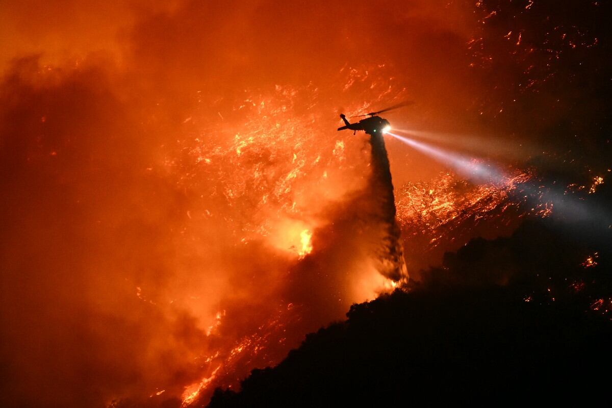 Según una investigación reciente, el incendio que arrasó con gran parte de Palisades y cobró la vida de al menos ocho personas podría haber sido provocado por un incendio anterior. (Foto referencial: Josh Edelson / AFP)