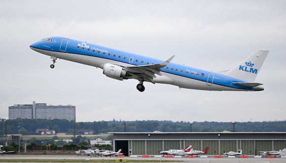 Un avión de pasajeros Embraer 190 Cityhopper de la aerolínea holandesa KLM despega del aeropuerto de Stuttgart en Leinfelden-Echterdingen, cerca de Stuttgart, en el suroeste de Alemania, el 28 de julio de 2023. (Foto de THOMAS KIENZLE / AFP / ARCHIVO)