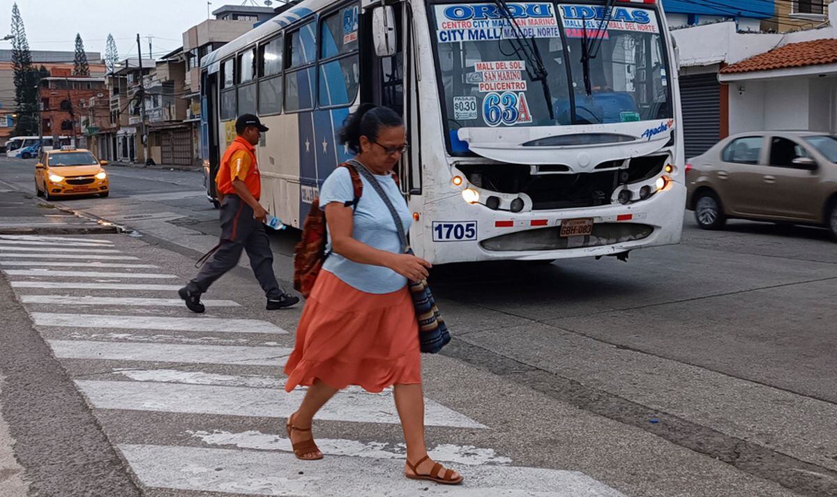 Una mujer desciende de un autobús del servicio público, el 10 de enero de 2024, durante el segundo día del estado de excepción declarado por el presidente de Ecuador, Daniel Noboa, en Guayaquil (Ecuador) | Foto: EFE/ Carlos Durán Araújo
