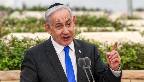 El primer ministro israelí, Benjamin Netanyahu, habla durante una ceremonia en el cementerio Nachalat Yitzhak en Tel Aviv, el 18 de junio de 2024. (Foto de Shaul GOLAN / POOL / AFP)