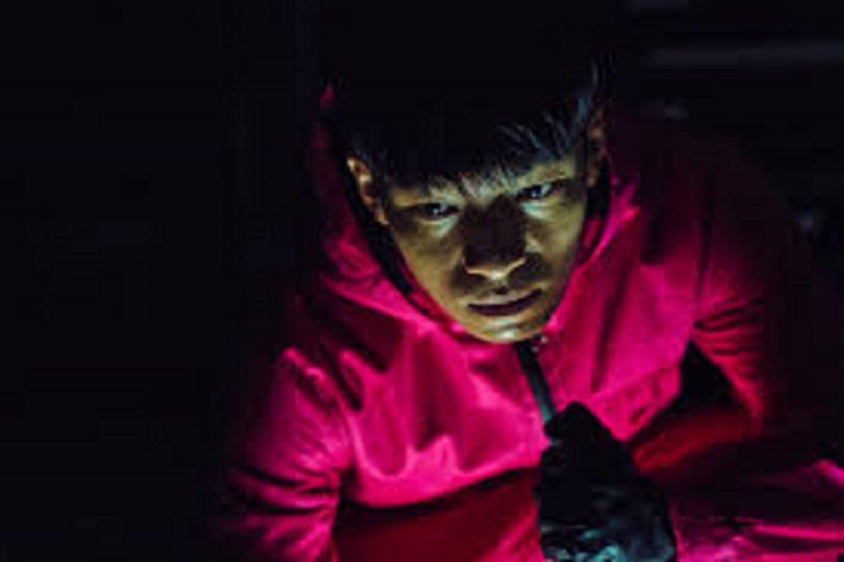 Hwang Joon-ho a oscuras, en medio de su labor como infiltrado en equipo de trabajadores de "El juego del calamar" (Foto: Netflix)