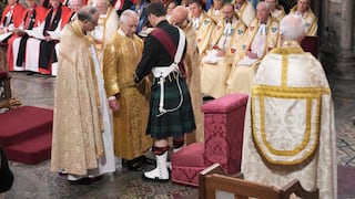 Carlos III es ungido en el ritual más sagrado de la coronación