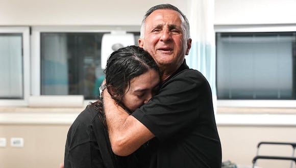 Noa Argamani abrazada por su padre en el Centro Médico Sheba Tel-HaShomer, después de ser rescatada de la Franja de Gaza por el ejército israelí. (AFP).