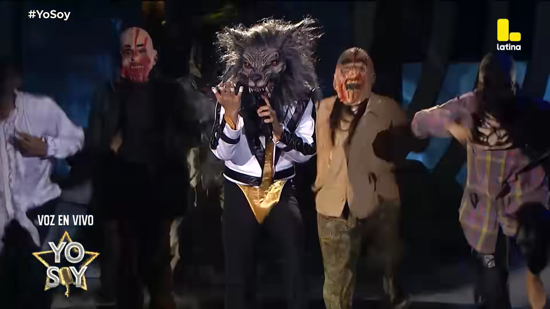 La imitadora de Michael Jackson, durante su acto, se colocó una pesada máscara de lobo