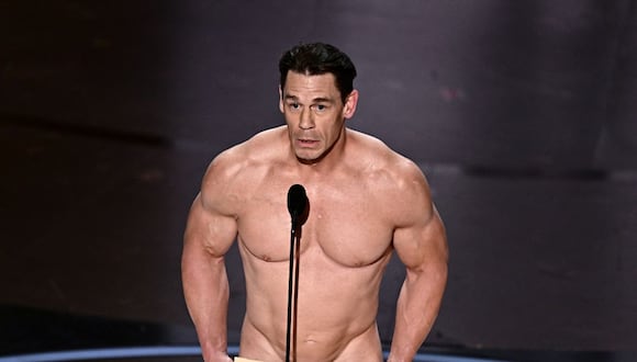 El actor y luchador John Cena presentó un premio Oscar desnudo. (Foto: Patrick T. Fallon / AFP)