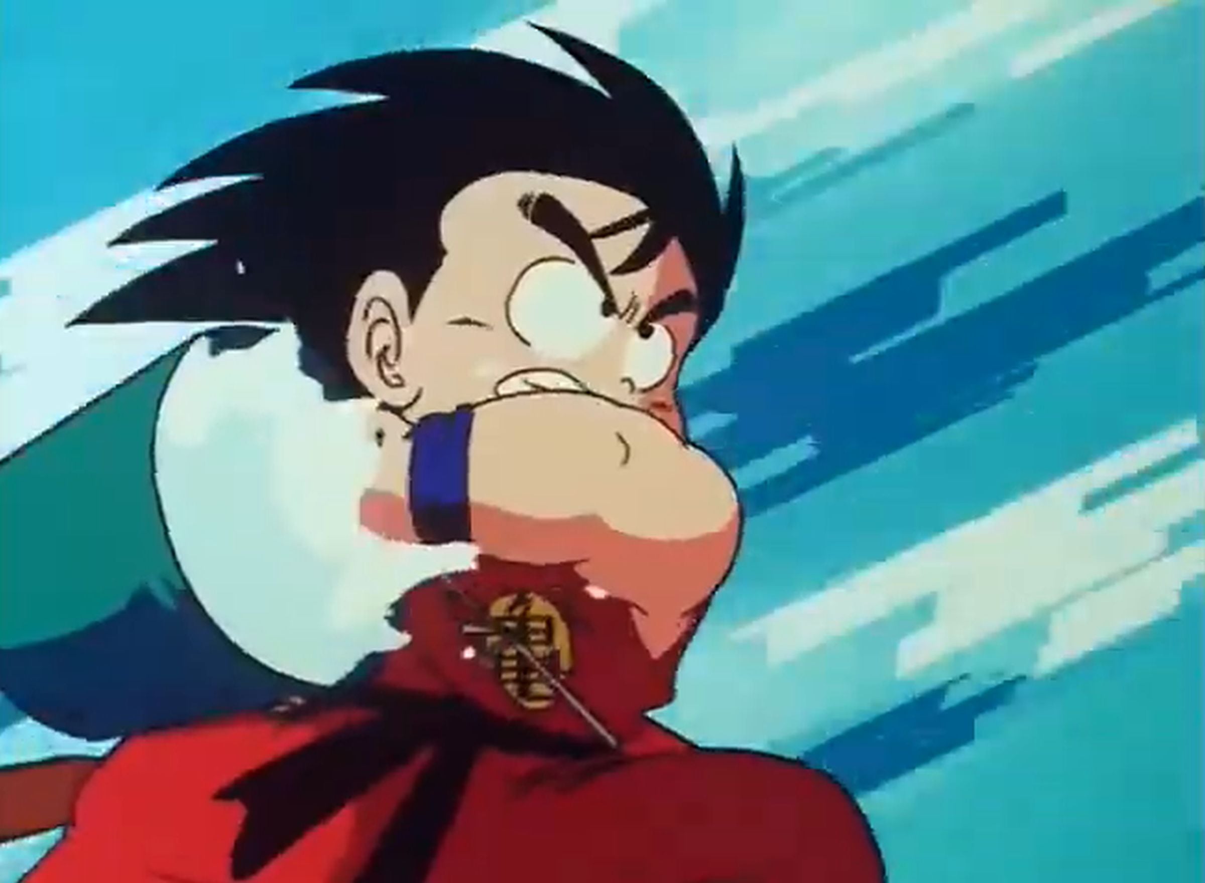 ‘Gokú’ a punto de lanzar un balde de agua para apagar las llamas que habían en un tacho de basura. (Foto: Toei Animation)