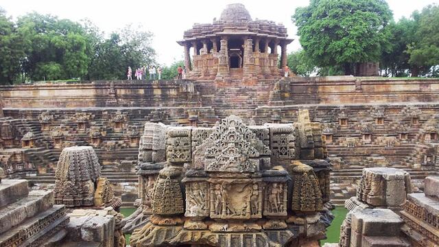 Conoce el templo erótico dedicado al sol en Modhera, India