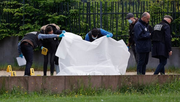 Agentes de la policía judicial examinan el lugar donde dos hombres fueron asesinados a tiros, en Sevran, al norte de París, el 5 de mayo de 2024. (Foto referencial de Geoffroy VAN DER HASSELT / AFP)