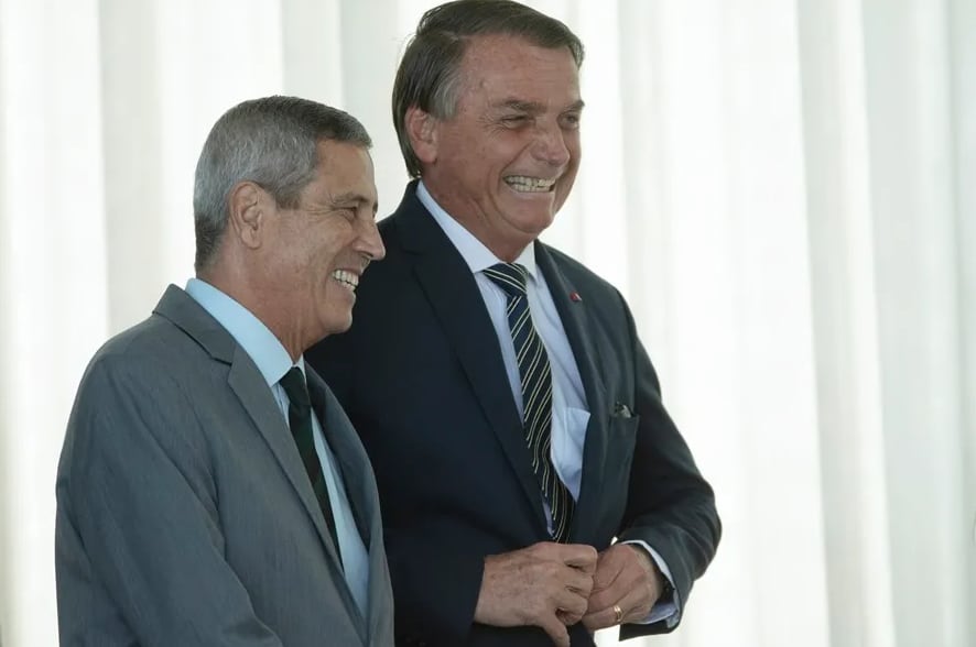 Jair Bolsonaro (d), y Braga Netto. EFE/ Joédson Alves.