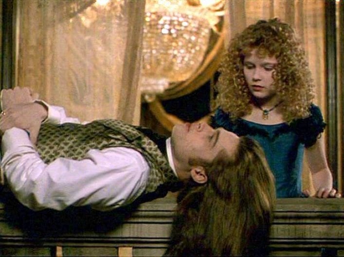 Kirsten Dunst y Brad Pitt en la escena del beso en la película "Entrevista con el vampiro" (Foto: The Geffen Film Company)