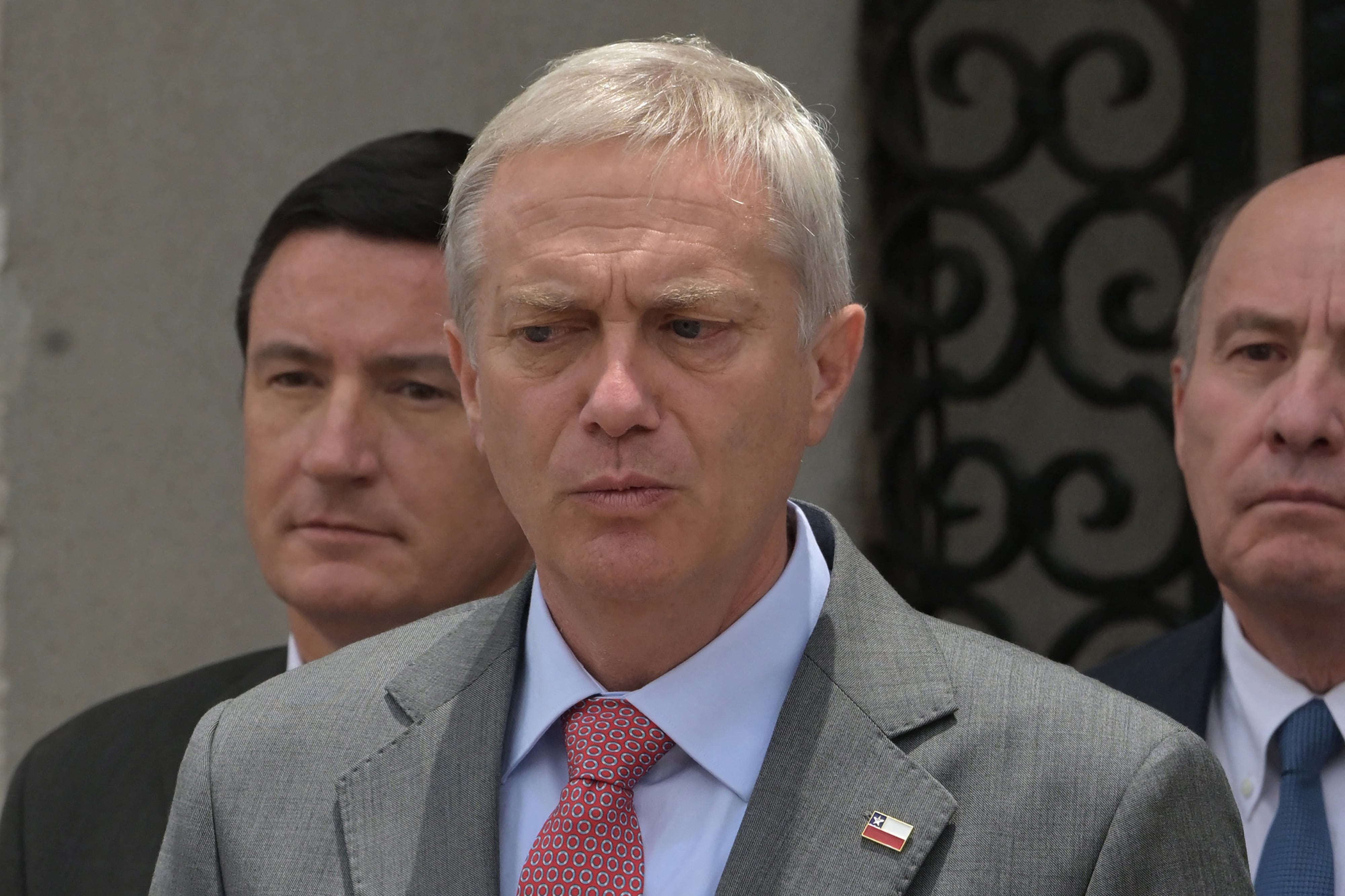 El presidente electo de Chile, José Antonio Kast, habla tras reunirse con el presidente Gabriel Boric en el Palacio de La Moneda, Santiago, el 15 de diciembre de 2025. (Foto de Rodrigo ARANGUA / AFP).