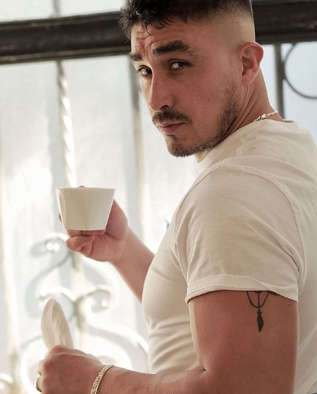El actor tiene más de 160 mil seguidores en Instagram. Aquí tomando un café (Foto: Emmanuel Orenday / Instagram)