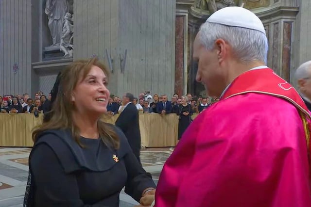 El papa León XIV conversa con la presidenta del Perú Dina Boluarte luego de la misa en El Vaticano. Foto: Vatican News