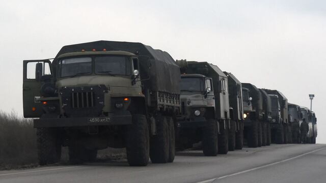 Las tropas rusas entran en Ucrania por Crimea con blindados, tanques y camiones militares