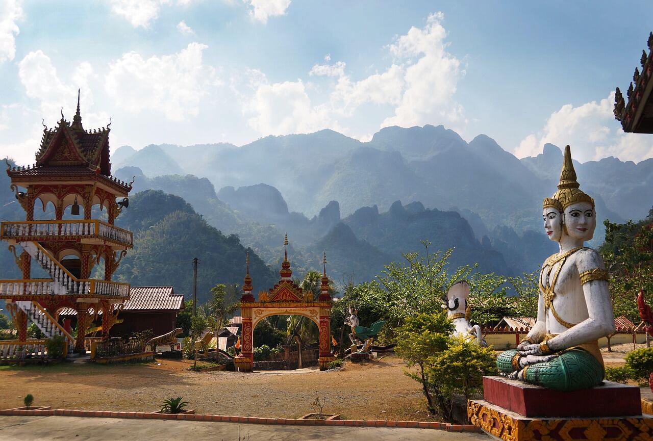 Laos, conocido por los paisajes verde esmeralda del Mekong, vivió una explosión de turismo nacional tras la inauguración, en diciembre de 2021, del tren Lane Xang, el antiguo nombre de Laos, que significa Reino del Millón de Elefantes.