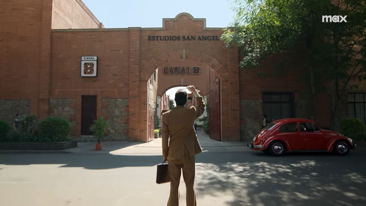 En "Chespirito: Sin querer queriendo", el día que Gómez Bolaños fue a los Estudios San Ángel para presentar su propuesta (Foto: HBO Max)