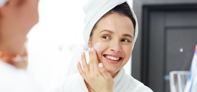 Una dermatóloga revela la rutina de cuidado de la piel más efectiva para personas con poco tiempo