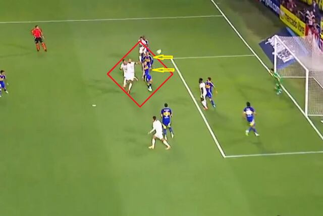 Rojo queda fuera de la jugada y otro defensor de Boca no alcanza a despejar. Captura ESPN