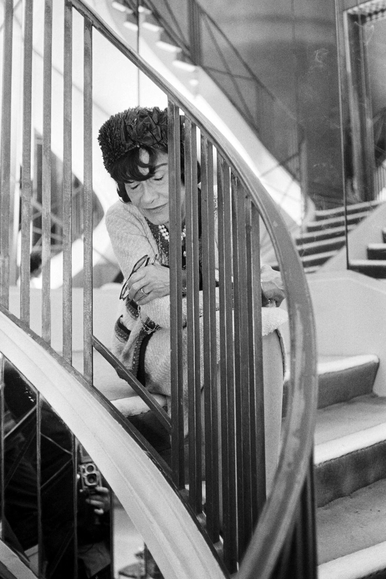 Coco Chanel descansa en las escaleras de su oficina en Paris el 28 de marzo 28 de 1966.
