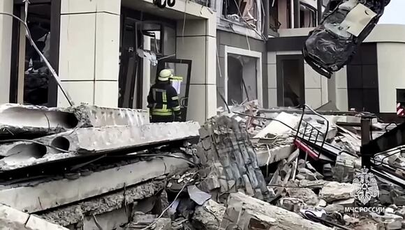 Los rescatistas limpian los escombros de una panadería destruida por los recientes bombardeos de Ucrania en la ciudad de Lysychansk, en Lugansk. (AFP).