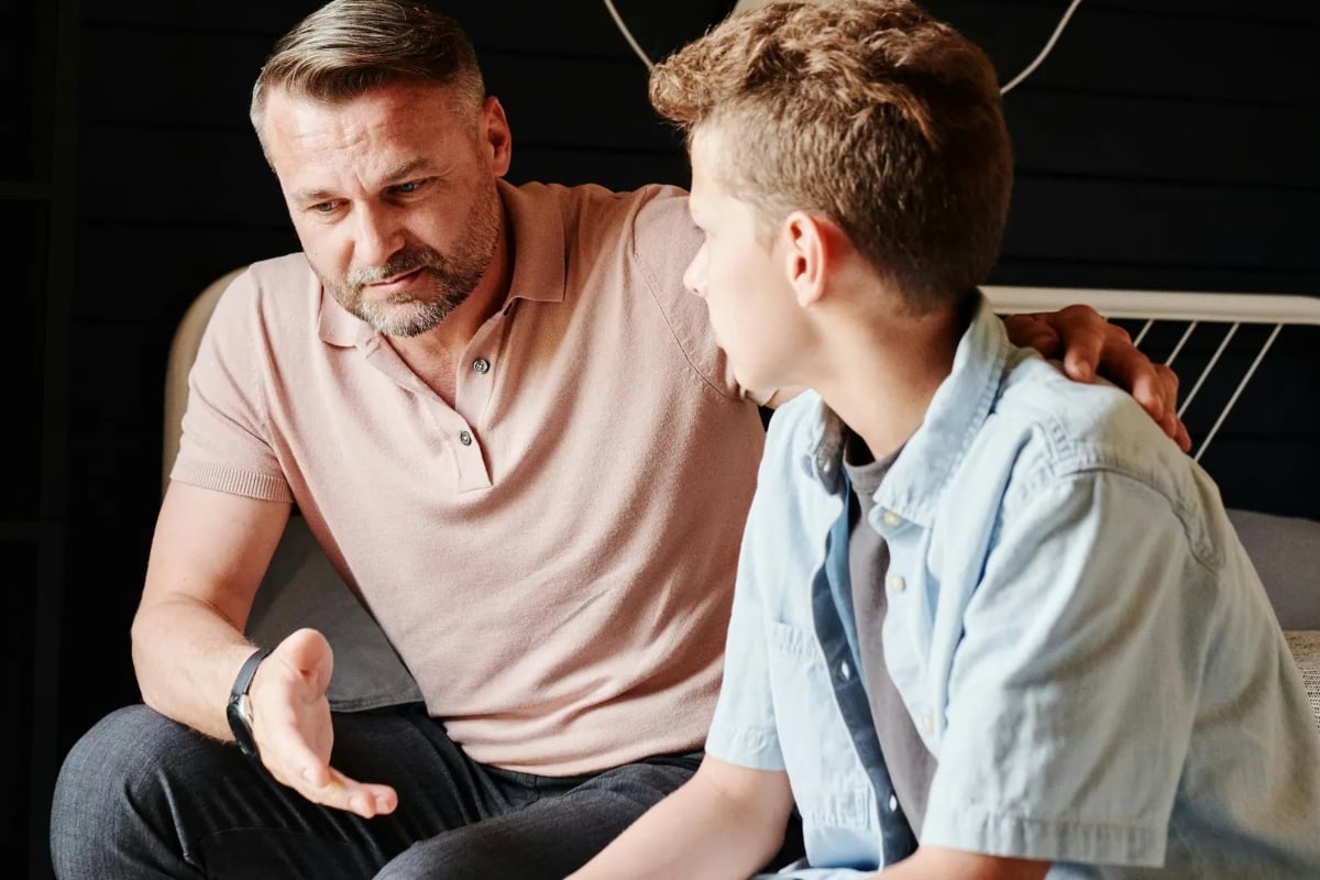 ¿Qué dice la psicología sobre los adultos que bajan la mirada cuando conversan?