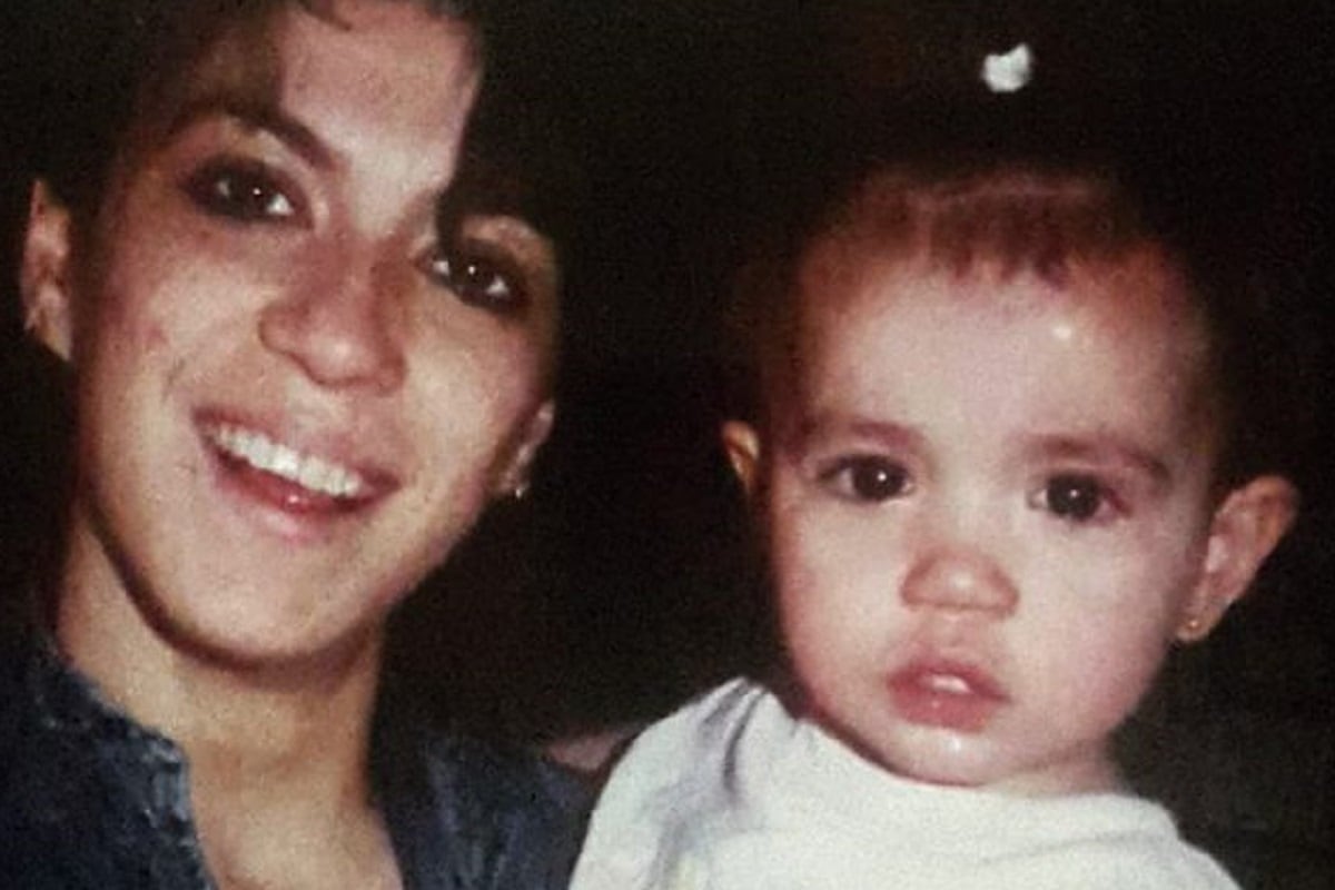 Mayra Hermosillo de bebé junto a su madre. "La mujer que me carga en esta foto es mi mundo", se lee en la descripción de la imagen (Foto: Mayra Hermosillo/ Instagram)