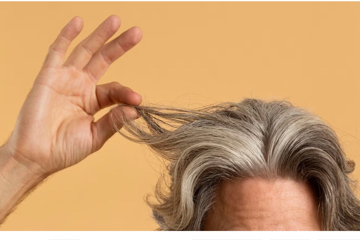 Una persona mostrando un mechón de cabello. | Imagen referencial: Freepik