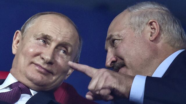 El último dictador de Europa anuncia que comprará armas a Rusia por más de 1.000 millones de dólares 