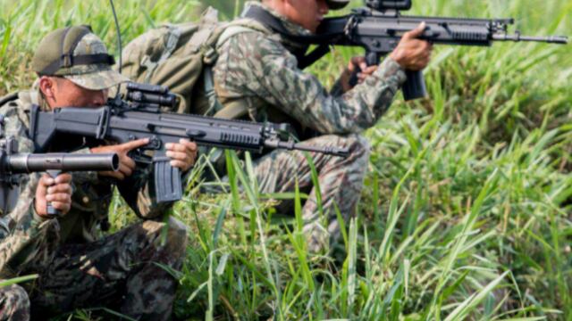 Ejército peruano compró 10 mil fusiles con garantías de solo 2 años y no de 12, reporta la Contraloría
